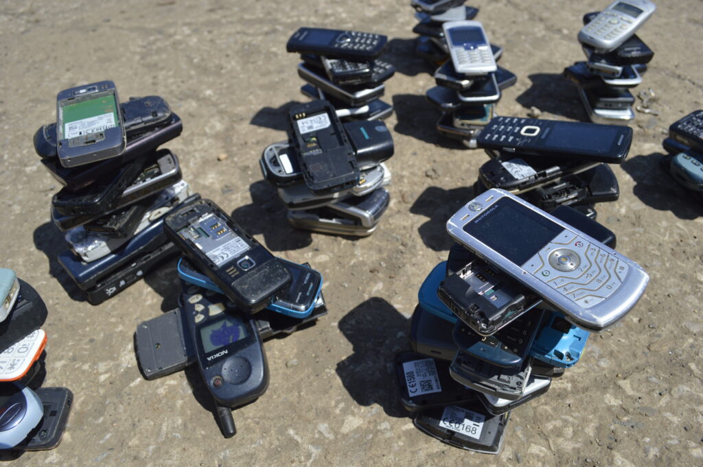 iRozhlas publikoval: Pražská radnice nabízí sběrné boxy pro staré telefony. Městská část výtěžek z recyklace daruje na charitu