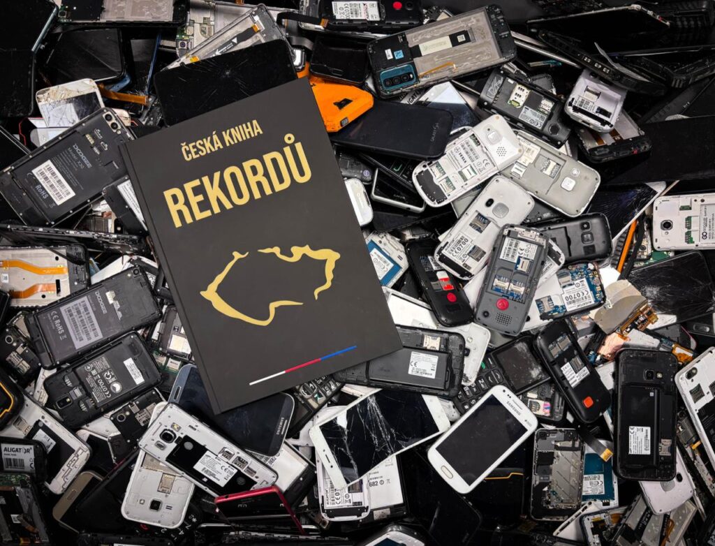 Rekord sběru mobilů s Ukliďme Česko se zapsal do České knihy rekordů